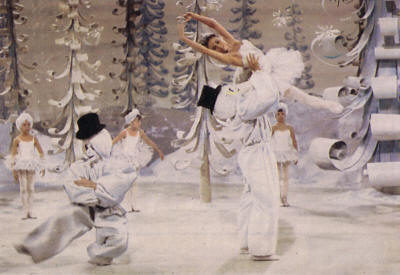 Monika Radam tanzt als Scneeflocke mit Schneemnnern im Ballett Im Winterwald