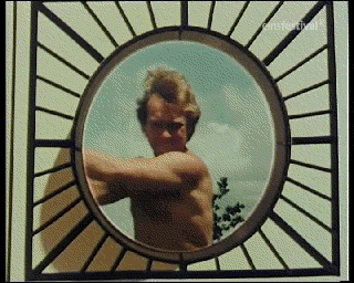 Liz erfreut sich an den schwulen Mnnerbildern