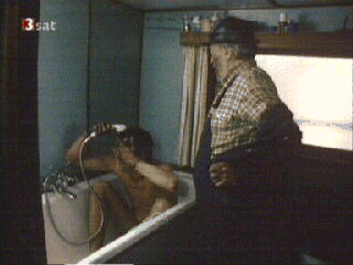 Dreckspatz Nico nimmt ein Bad.