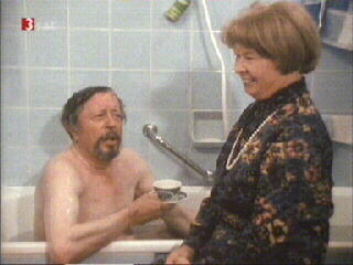 Dreckspatz Jakob nimmt ein Bad.