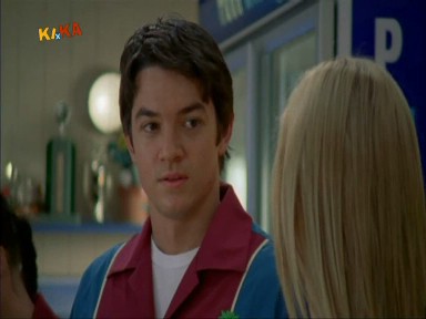 Ash turtelt mit Emma.