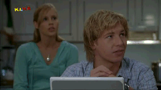 Lewis arbeitet am PC und hat kein Auge fr Emma.