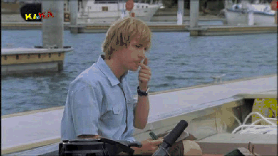 Lewis knabbert an seinem Finger.