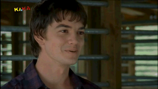 Als neuer jugendlicher Liebhaber ist Ash keine wirkliche Konkurrenz fr Lewis.