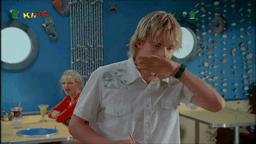 Lewis wischt sich das Schnuzchen sauber.