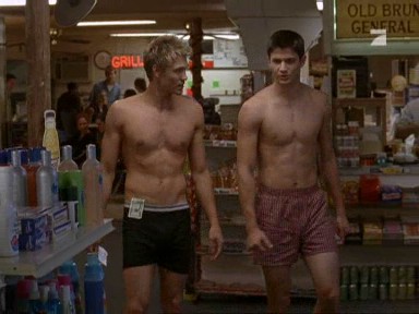 Leicht bekleidet kaufen Lucas und Nathan im Dunkeln ein.