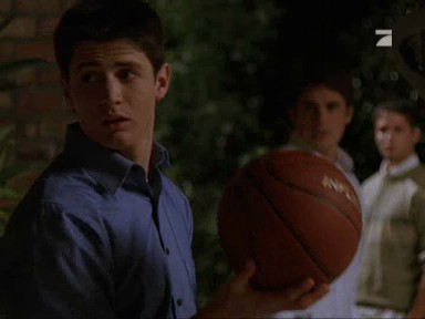 Auch im Dunkeln kann Nathan Sport treiben.