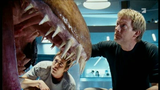 Stephen und Cutter inspizieren ein Wesen aus der Zukunft.