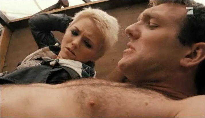 Abby blickt auf eine haarige Mnnerbrust.