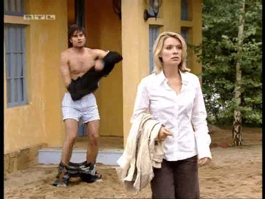 Paco macht einen Fehler und zieht sich wieder an.