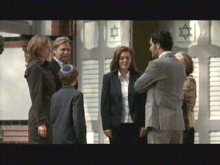 Marita Blum kehrt mit ihrem Sohn und ihrem Mann in die Synagoge zurck.