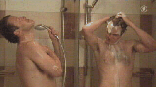 Vater und Sohn haben die Dusche ntig