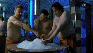 Drei Mann in einer Sauna