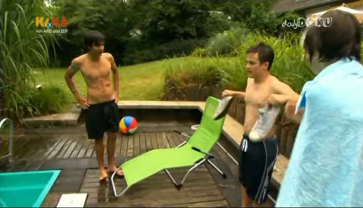 Die Bengel inspizieren den Pool.