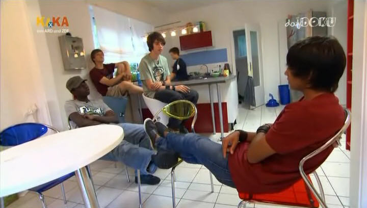 Die f�nf Bengel schlunzen in der K�che herum.