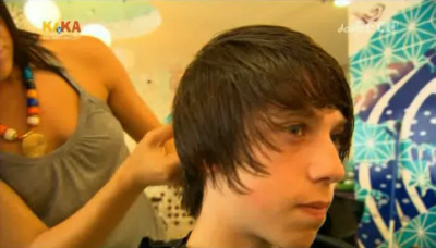 Dieser Bengel l�sst seinen Tuckenhaarschnitt auffrischen ...