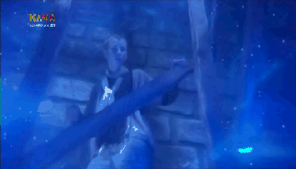 Christian gert in das blaue Licht, aber er bleibt in der Vergangenheit.