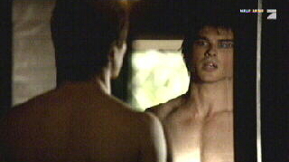 Damon bewundert sich vor dem Spiegel